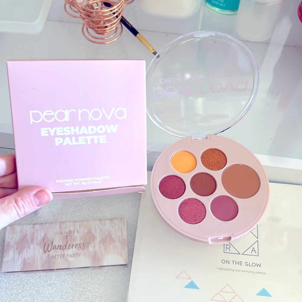 PEAR NOVA Eyeshadow Palette New In Box.